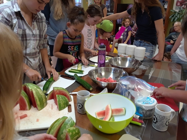 Huit projets éducatifs du Bas-Saint-Laurent appuyés par 100° : 44 000 $ pour renforcer les compétences culinaires des familles!